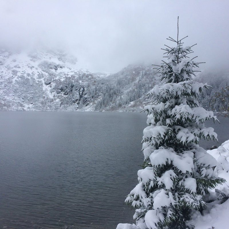 Morskie Oko z przewodnikiem Morskei oko zimą